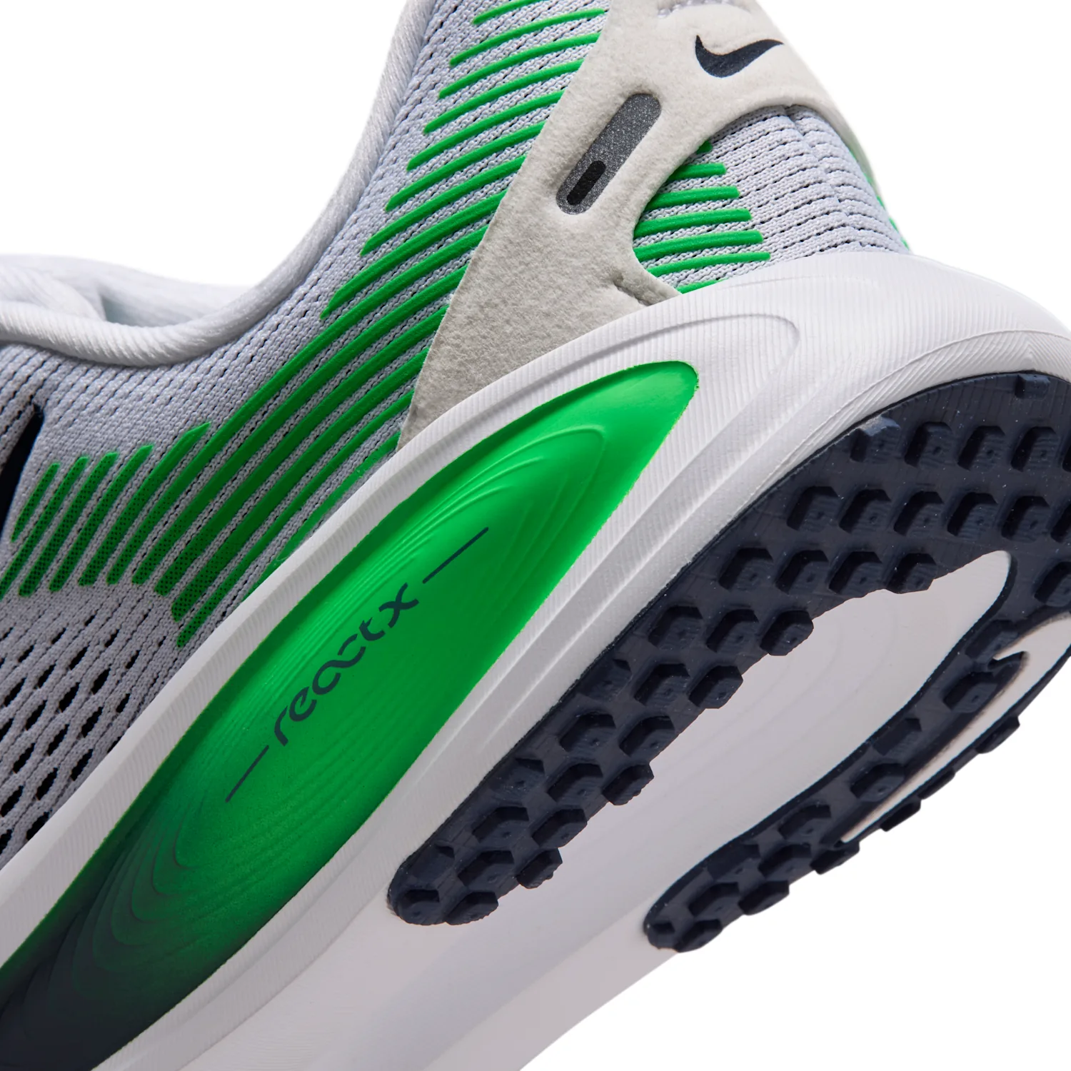Nike Vomero 18 image 8