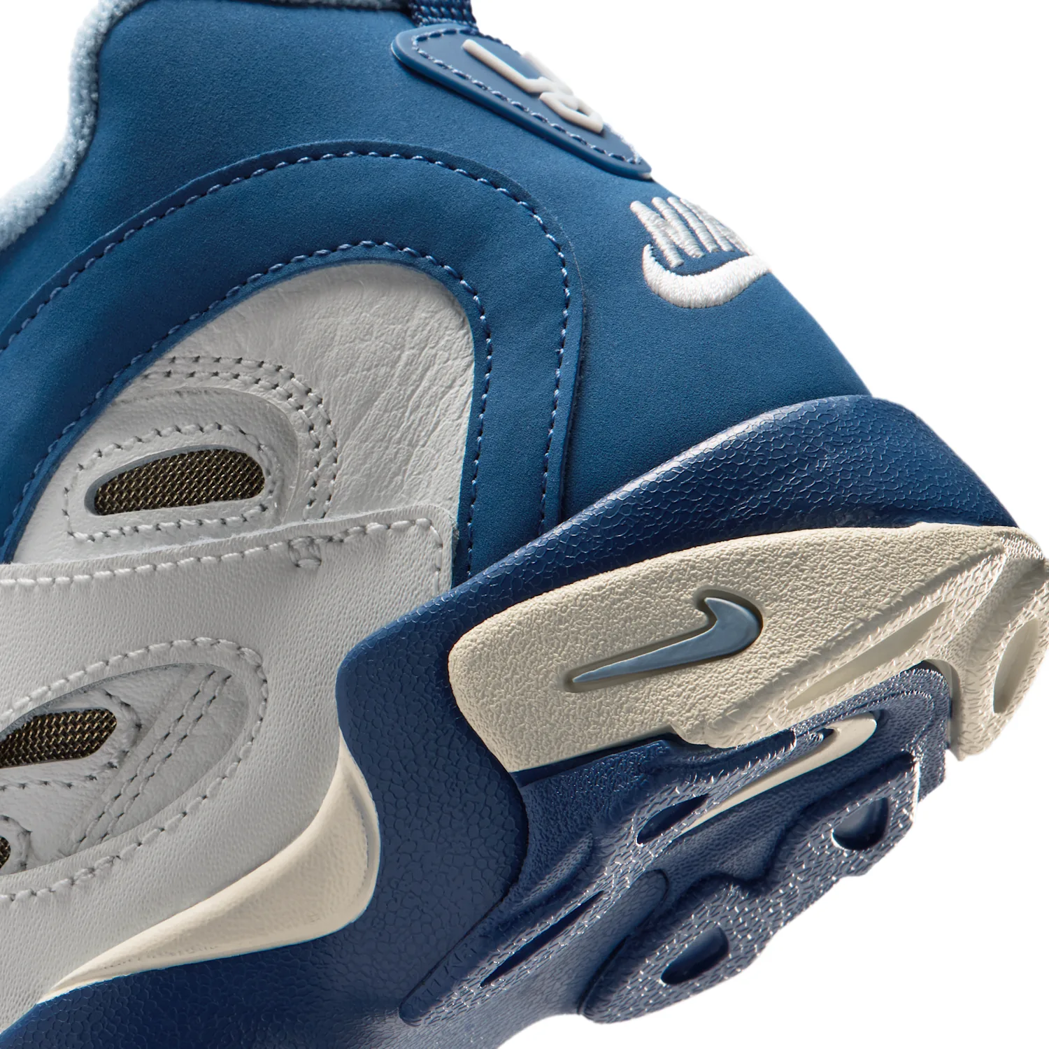 Nike Diamond Turf II image 9