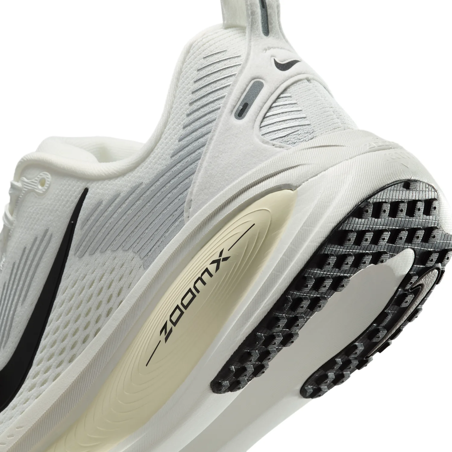 Nike Vomero 18 image 8