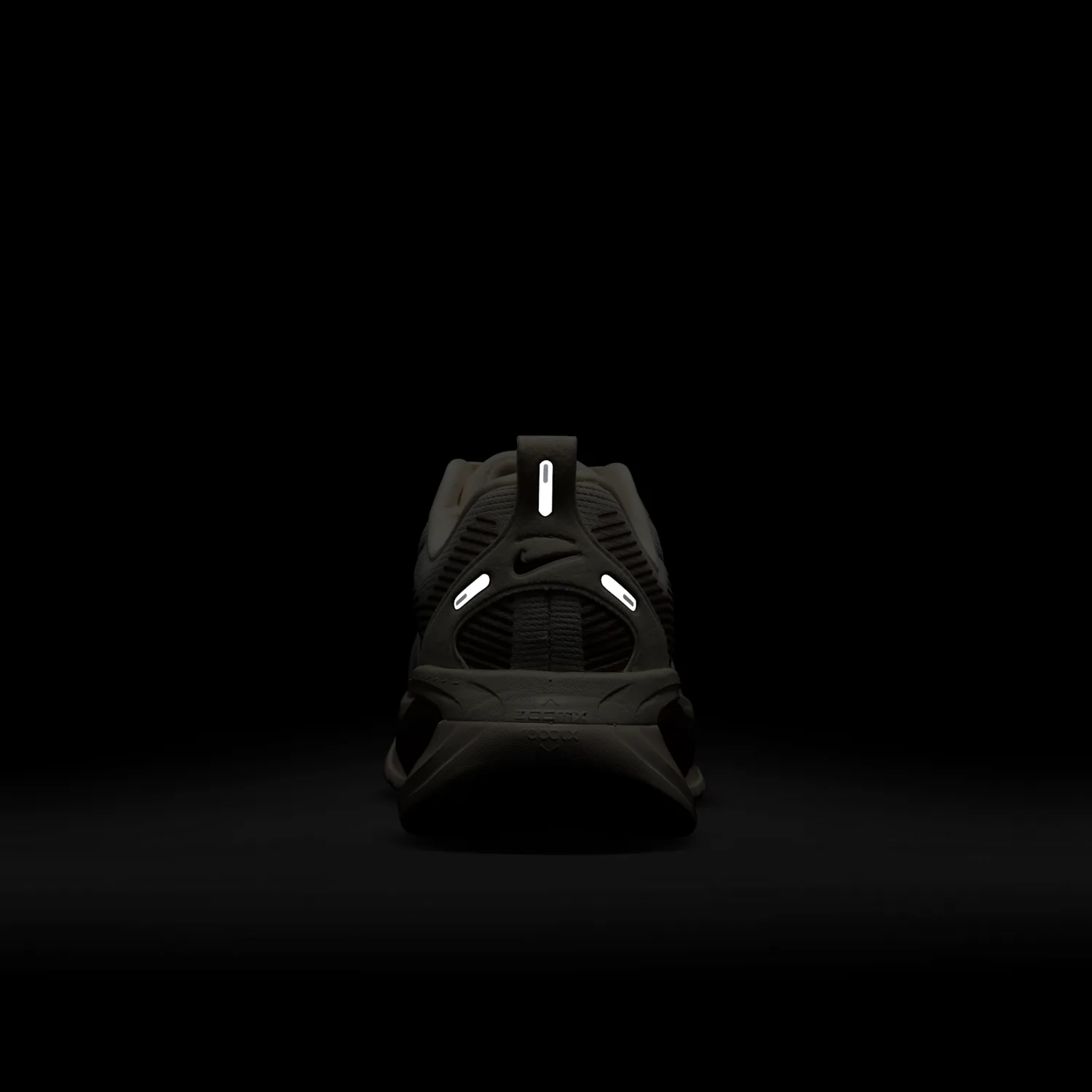 Nike Vomero 18 image 11