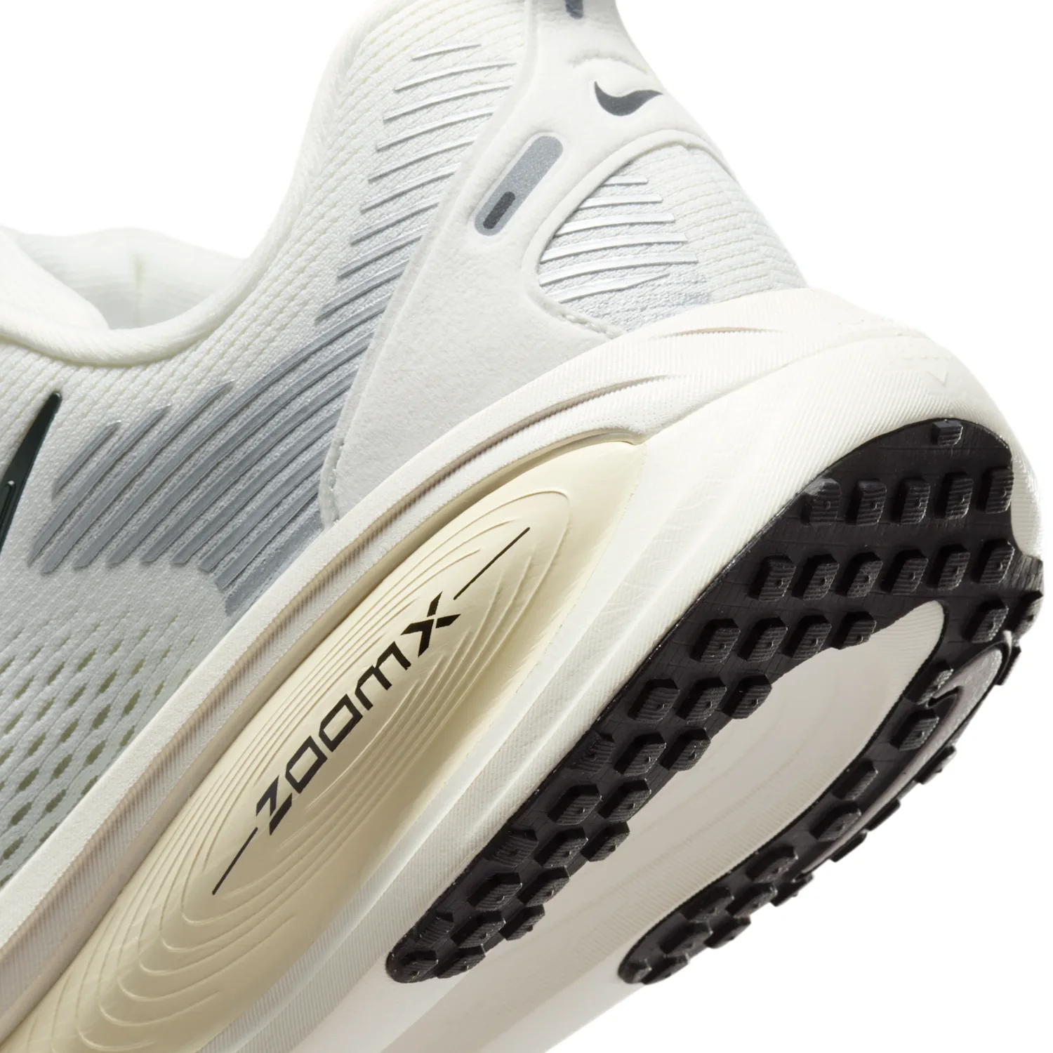 Nike Vomero 18 image 8